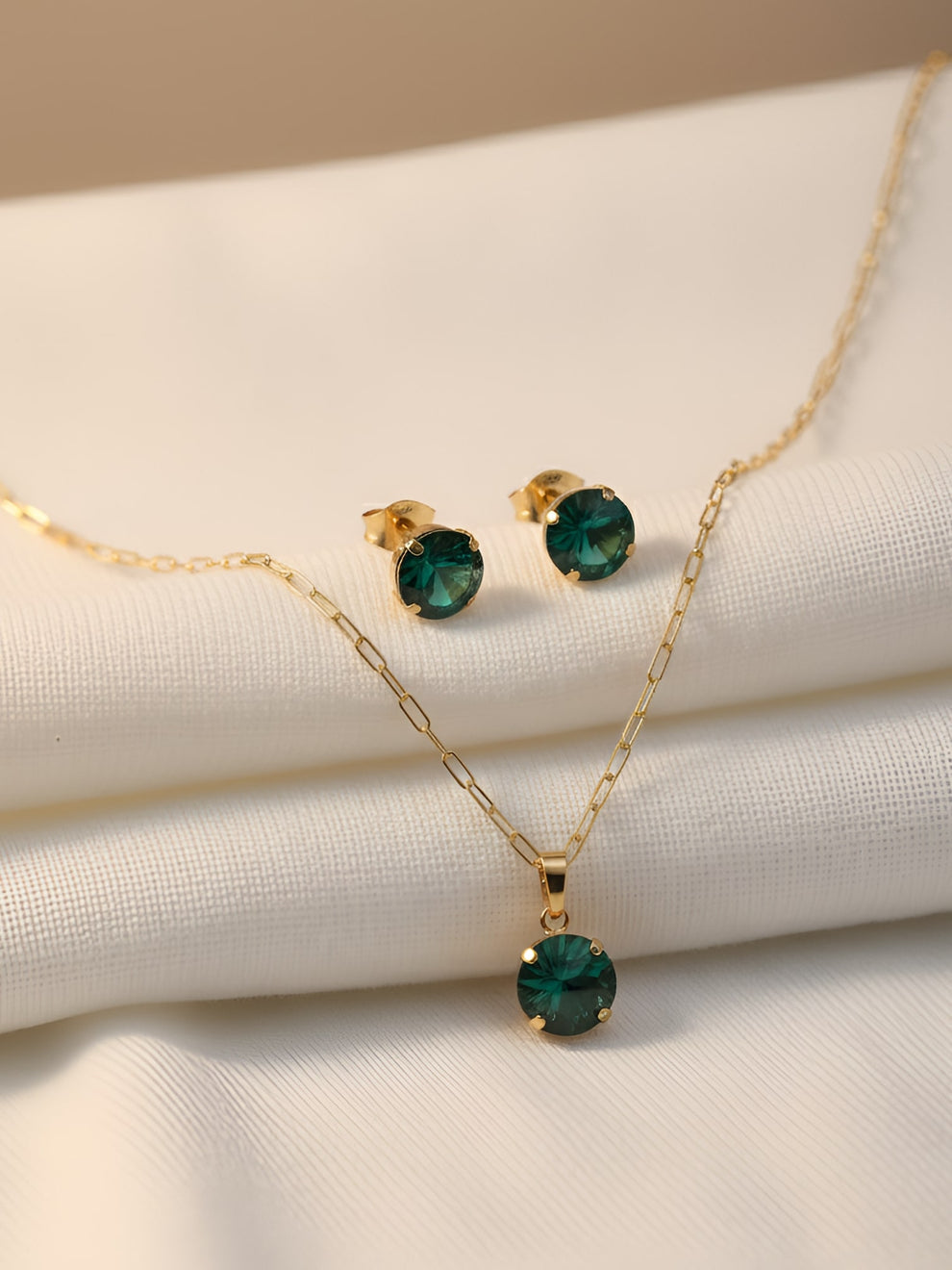 Classic Emerald Solitaire Jewellery Set